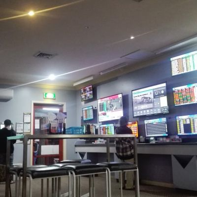 Pokies Near Me - Having a great time at the Robinvale Golf Club Resort in Robinvale Victoria
