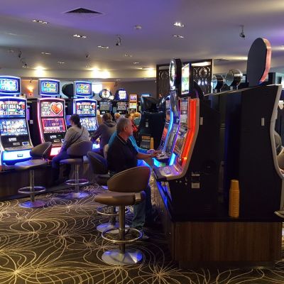 Pokies Near Me - Having a great time at the Roxburgh Park Hotel in Coolaroo Victoria